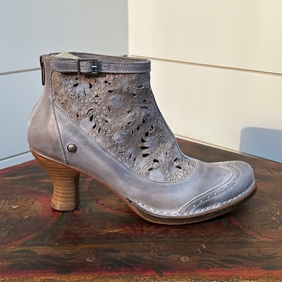 Neosenes Grey Rococo Boots - Picture 5 of 11